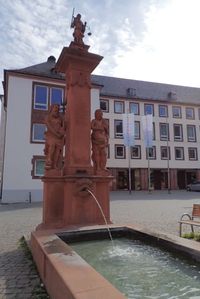 Gerechtigkeitsbrunnen Worms Rathaus